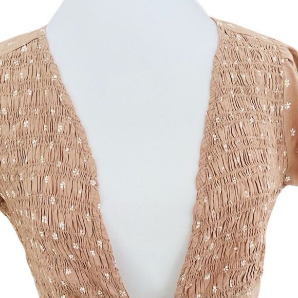 America Eagle Outfitters tan floral v neck smocked tie front crop top size M. - Picture 2 of 6